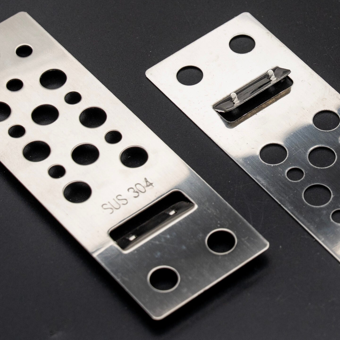 Stainless steel cladding clip for porcelain and ceramic tile fixing