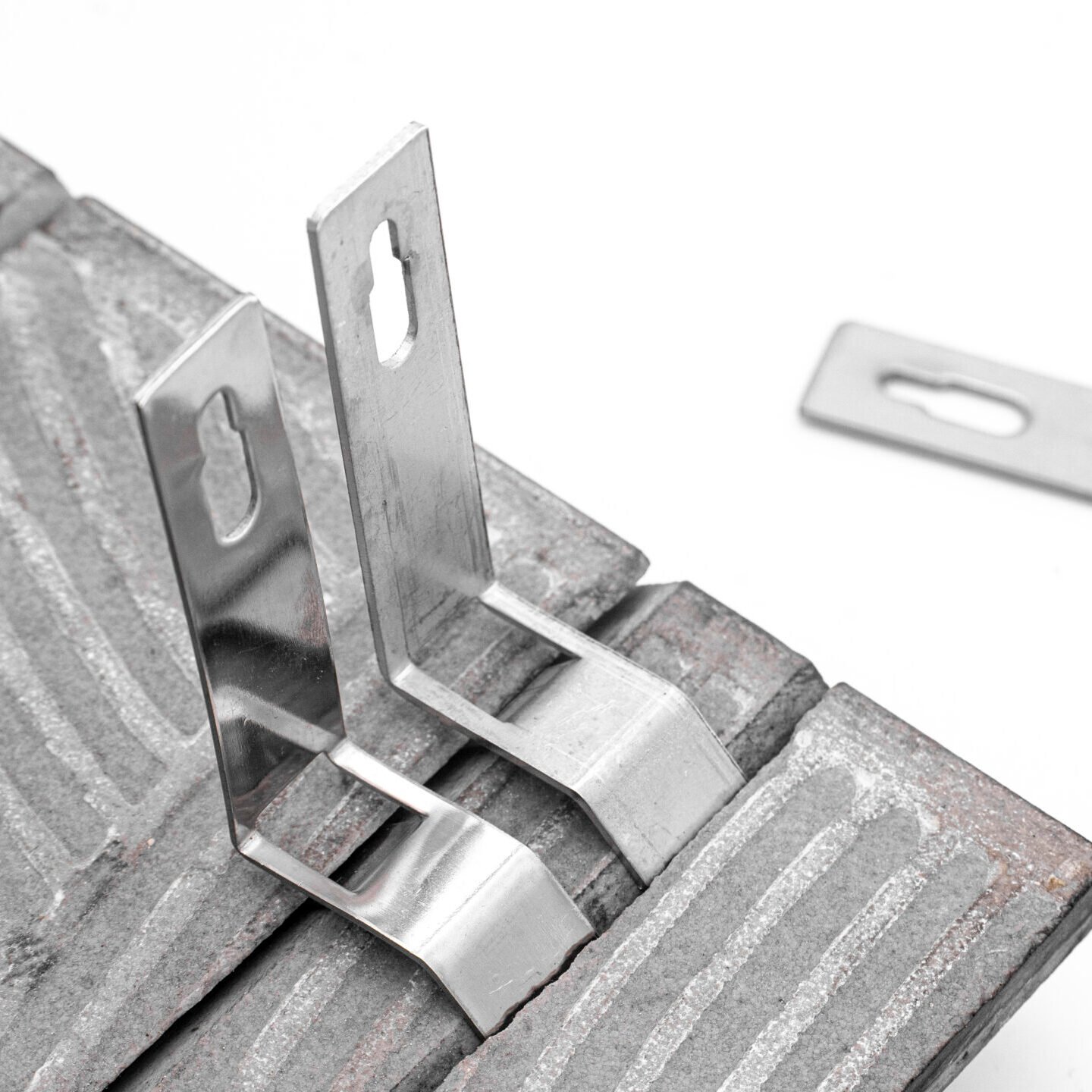 K-Type bottom-mount cladding clip for tile fixing under beams